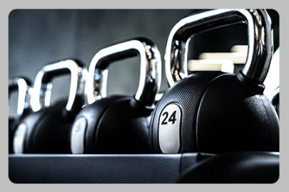 graphic-of-kettle-dumbells-on-a-rack-in-the-gym-for-strength-section-of-tongkat-ali-page.webp
